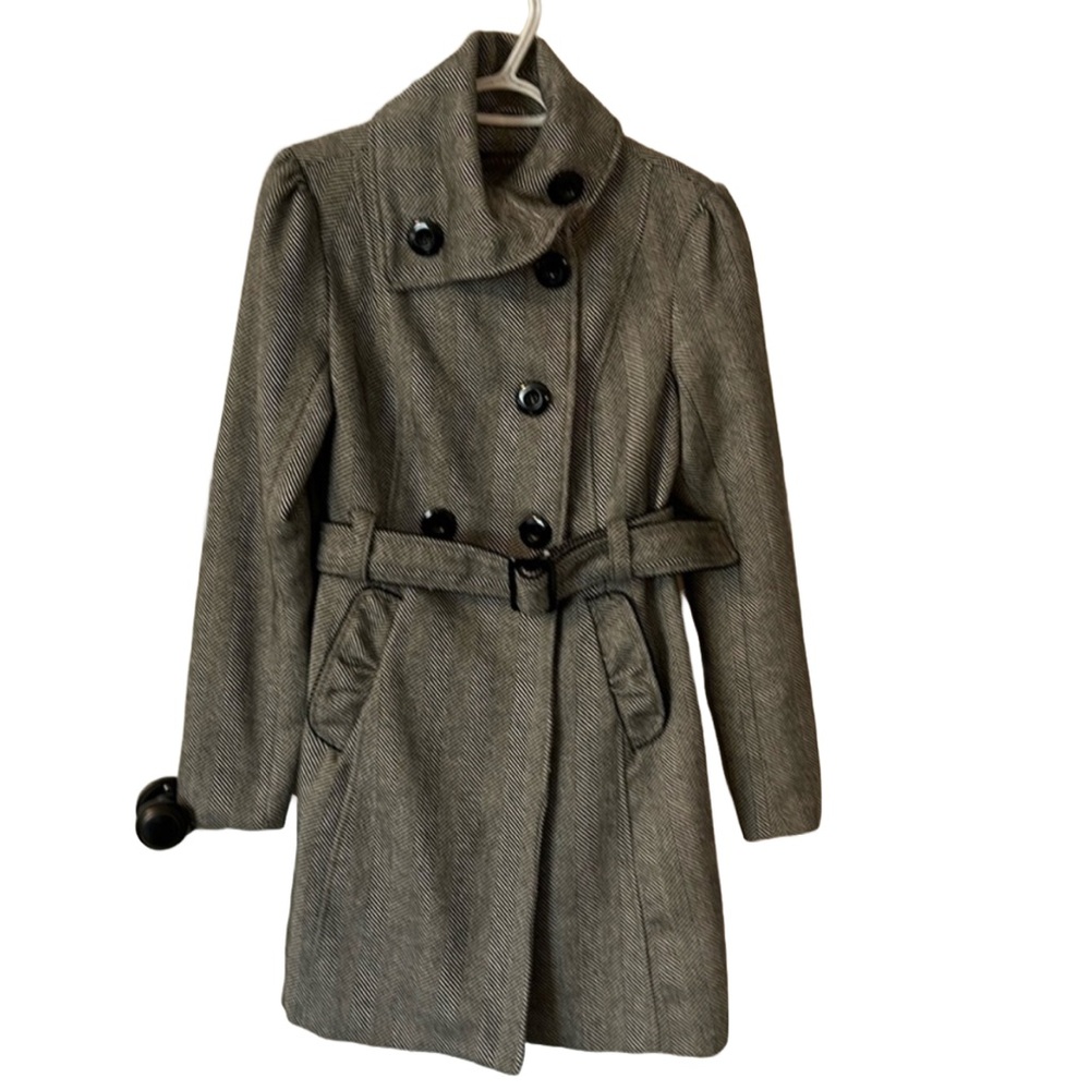 Belted fall coat in herringbone pattern.